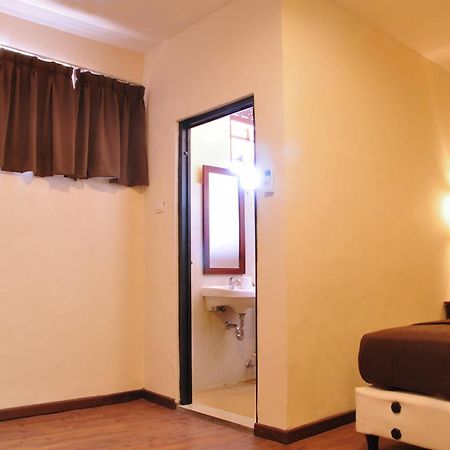 Bemo Corner Guest House Kuta Lombok Rum bild